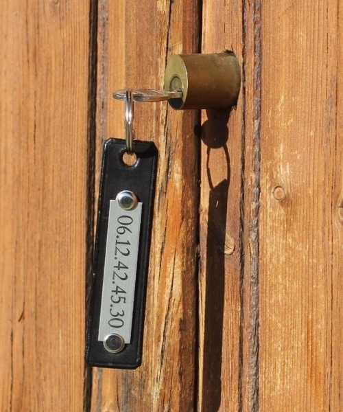 Porte clé en cuir bordeaux gravé Drakkar normand